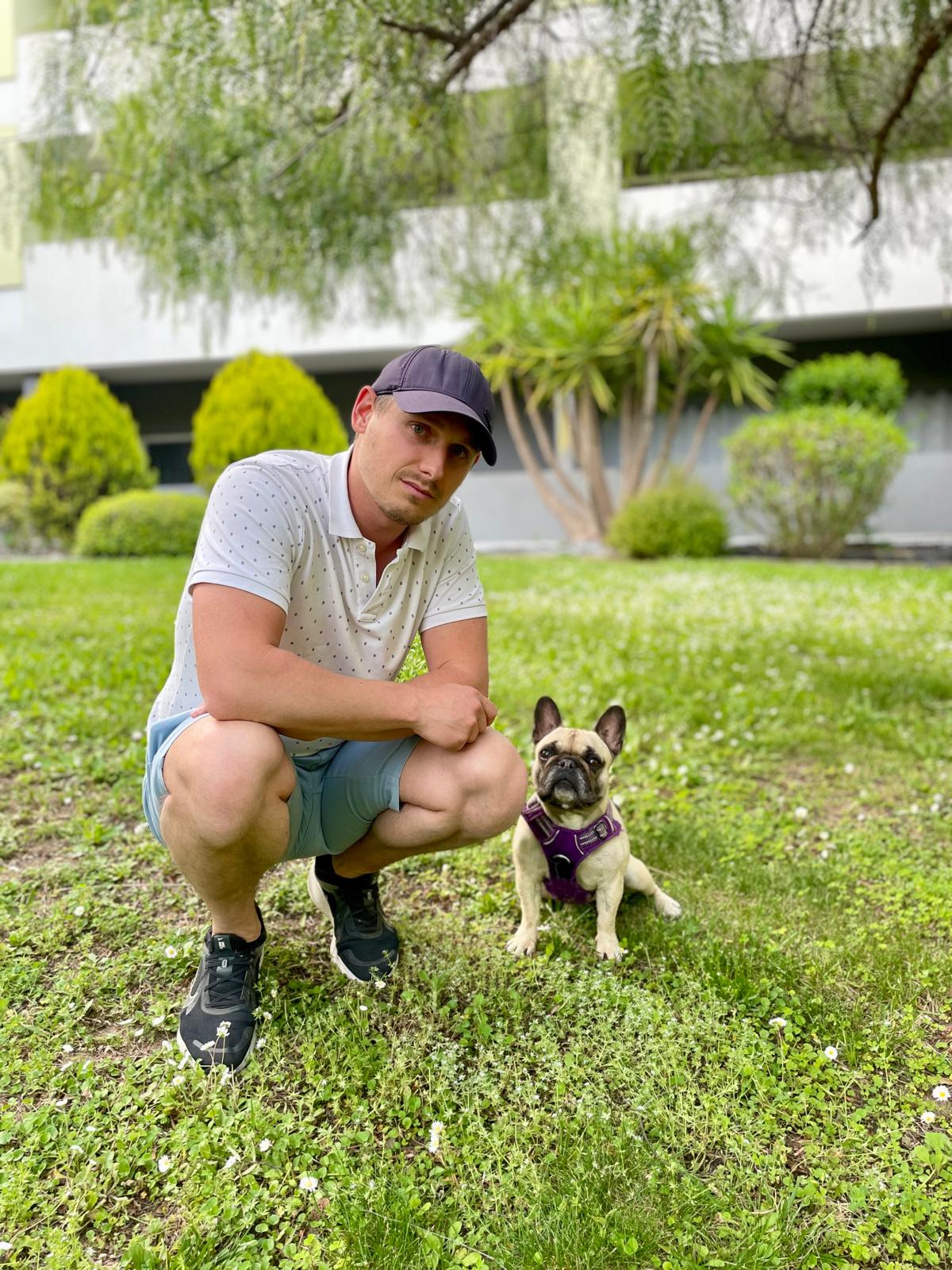 Éducateur canin professionnel Dog'In avec un chien à Montpellier